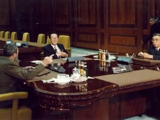 Sostiene reuniones de trabajo para discutir asuntos bilaterales con el Jefe de Estado Kim Il Sung y otros funcionarios del gobierno