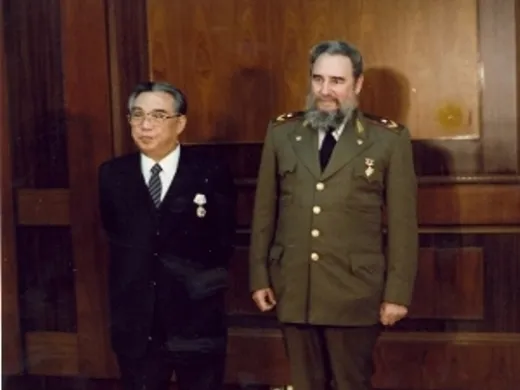 Junto al mandatario de la nación coreana Kim Il Sung durante una recepción especial dedicada en su honor