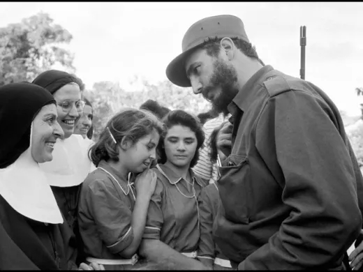 Fidel Castro junto a un grupo de monjas y jóvenes, 1959.
