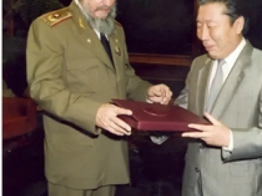 Recibe la medalla de mérito de la orden Sukhe Bator de manos del embajador de Mongolia en Cuba