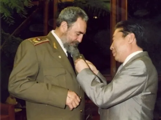 Recibe la medalla de mérito de la orden Sukhe Bator de manos del embajador de Mongolia en Cuba