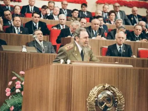 Pronuncia discurso en el XXVII Congreso del PCUS. Moscú