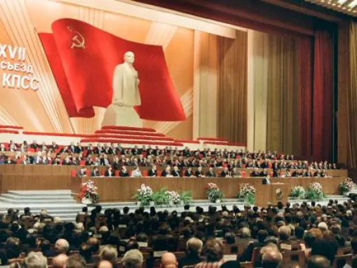 Pronuncia discurso en el XXVII Congreso del Partido Comunista de la Unión Soviética (PCUS), en Moscú