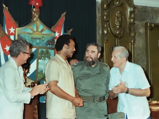 Acompaña al reverendo Jesse Jackson en una visita a la Universidad de La Habana