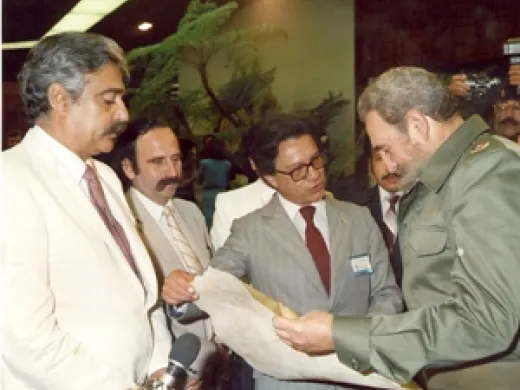Recibiendo los pergaminos que acreditan la concesión de títulos honorarios en universidades de La Paz, Colombia