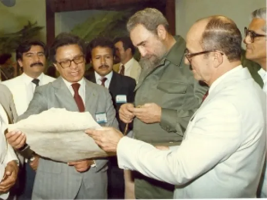 Recibe pergaminos que acreditan la concesión de títulos honorarios en universidad en Colombia