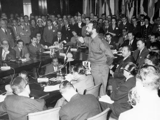 El Comandante en Jefe Fidel Castro, interviene en la Conferencia de los 21, que se celebra en Buenos Aires, Argentina