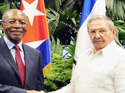 Raúl Castro Ruz junto a Pakalitha Bethuel Mosisili, Primer Ministro del Reino de Lesoto