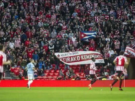 Una tela y una bandera en Homenaje a Fidel en el juego Athletic de Bilbao contra Eibar en San Mames, Pais Vasco Una tela y una bandera en Homenaje a Fidel en el juego Athletic de Bilbao contra Eibar en San Mames, Pais Vasco