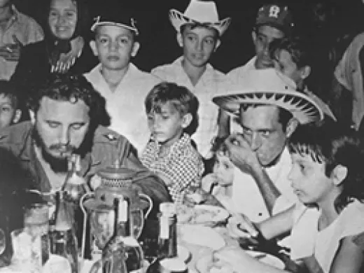 Para la historia quedó este instante de la Cena carbonera con Fidel el 24 de diciembre de 1959