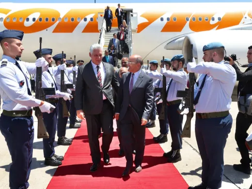 O presidente de Cuba, Miguel Diaz-Canel, desembarcou nesta quinta-feira, em Lisboa, onde fará visita de Estado a Portugal até o dia 16 de julho, atendendo convite do governo português. O chefe de Estado cubano viaja acompanhado pelo chanceler Bruno Rodriguez, Ana Teresita González Fraga, vice-ministra primeira de Comércio Exterior e Investimento Estrangeiro, e outros funcionários da chancelaria. Diaz-Canel tem encontros pautados com as máximas autoridades do país. Da mesma forma, se reunirá com outras personalidades da política, da cultura, empresários, grupos de solidariedade com Cuba, representantes de diversos setores da sociedade portuguesa que, ao longo de décadas, manifestaram seu apoio à ilha. Cuba e Portugal compartilham 104 anos de relações ininterruptas. Em 2016, o presidente português Marcelo Rebelo de Sousa visitou Cuba. Naquela ocasião, se reuniu com o general de Exército Raúl Castro, então presidente dos Conselhos de Estado e de Ministros, e com o líder histórico da Revolução, Comandante em