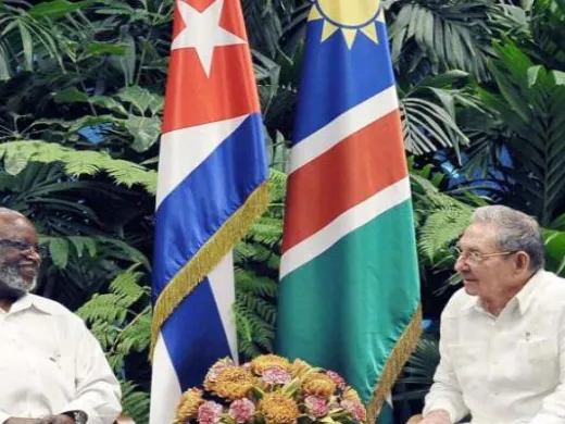 Raúl Castro Ruz junto a Sam Nujoma, Presidente Fundador de la República de Namibia