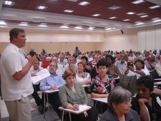 El Héroe de la República de Cuba Ramón Labañino al intervenir en nombre de la Asociación Nacional de Economistas y Contadores de Cuba (Anec) caracterizó al bloqueo como una política genocida, criminal que trata de imponernos el hambre, la miseria, las condiciones más extremas de vida. Foto: Agustín Borrego Torres. El Héroe de la República de Cuba Ramón Labañino al intervenir en nombre de la Asociación Nacional de Economistas y Contadores de Cuba (Anec) caracterizó al bloqueo como una política genocida, criminal que trata de imponernos el hambre, la miseria, las condiciones más extremas de vida. Foto: Agustín Borrego Torres.