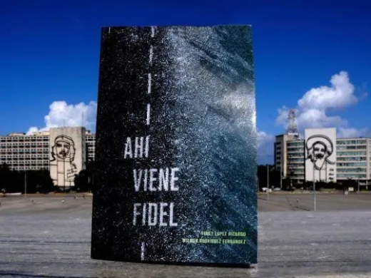 El libro recoge en textos e imágenes los detalles del paso del cortejo fúnebre del Comandante en Jefe desde La Habana hasta Santiago de Cuba. Foto: Ariel Cecilio Lemus/ Granma El libro recoge en textos e imágenes los detalles del paso del cortejo fúnebre del Comandante en Jefe desde La Habana hasta Santiago de Cuba. Foto: Ariel Cecilio Lemus/ Granma