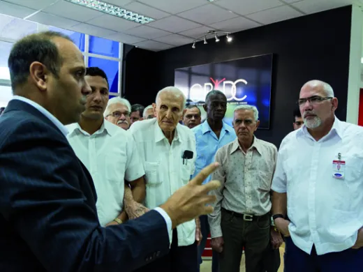 Autoridades del deporte cubano reciben una explicación sobre los propósitos del Centro de Recursos de Información para el Deporte Cubano Autoridades del deporte cubano reciben una explicación sobre los propósitos del Centro de Recursos de Información para el Deporte Cubano