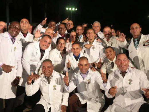 Colaboradores cubanos de la Brigada Henry Reeve que participaron en el combate contra el virus del Ébola en África Occidental fueron condecorados con la medalla conmemorativa 60 Aniversario de las FAR. Foto: Yaimí Ravelo Colaboradores cubanos de la Brigada Henry Reeve que participaron en el combate contra el virus del Ébola en África Occidental fueron condecorados con la medalla conmemorativa 60 Aniversario de las FAR. Foto: Yaimí Ravelo