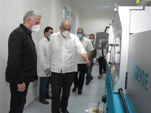 Miguel Díaz-Canel Bermúdez, Primer Secretario del Partido y Presidente de la República, en visita donde fue atendido por Mitchell Valdés-Sosa, director del Centro de Neurociencias. Foto: Estudios Revolución