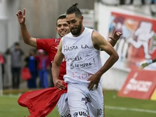 uan Cominges luce en su pecho un “Hasta la victoria siempre” dedicado a Fidel.