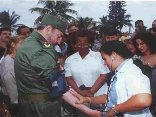 La doctora Liudmila Sampedro guarda esta foto como un tesoro.