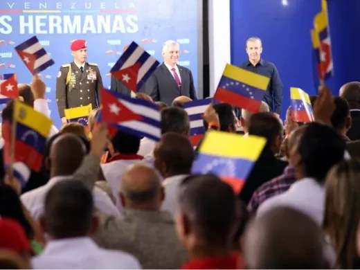 El presidente de Cuba, Miguel Díaz-Canel Bermúdez, se reúne con colaboradores cubanos, durante su visita al Centro Diagnóstico Integral (CDI) María Eugenia González en Caracas. FOTO/Tomada del Twitter de la cancillería venezolana El presidente de Cuba, Miguel Díaz-Canel Bermúdez, se reúne con colaboradores cubanos, durante su visita al Centro Diagnóstico Integral (CDI) María Eugenia González en Caracas. FOTO/Tomada del Twitter de la cancillería venezolana