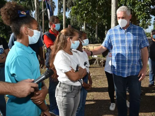 Díaz-Canel en la comunidad Libertad, uno de los más de 60 barrios que se han identificado como de mayor vulnerabilidad en La Habana Foto: Estudios Revolución