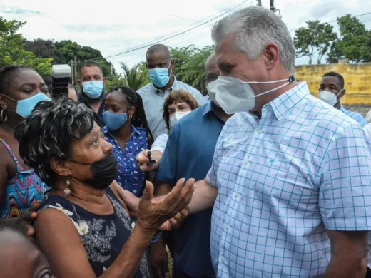 El Primer Secretario del Partido y Presidente de la República Miguel Díaz-Canel Bermúdez convocó a los vecinos de La Timba a seguir y no parar en todo lo que se está haciendo en este barrio vulnerable. Foto: Estudios Revolución