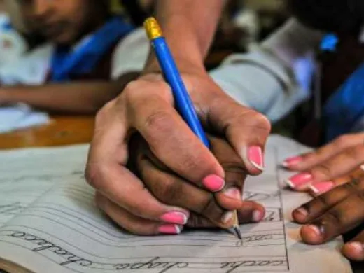 Estudiantes cubanos práctican la caligrafía Estudiantes cubanos práctican la caligrafía