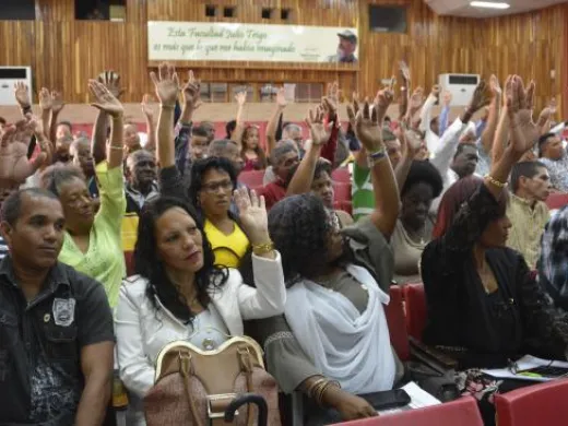 Asamblea extraordinaria del Poder Popular en el municipio de Arroyo Naranjo, para elegir a los 7 candidatos a diputados a la ANPP, En ejercicio legítimo y democrático fue aprobada ayer la candidatura de los 470 diputados al Parlamento, en las sesiones extraordinarias de las asambleas municipales del Poder Popular. Foto: Juvenal Balán Asamblea extraordinaria del Poder Popular en el municipio de Arroyo Naranjo, para elegir a los 7 candidatos a diputados a la ANPP, En ejercicio legítimo y democrático fue aprobada ayer la candidatura de los 470 diputados al Parlamento, en las sesiones extraordinarias de las asambleas municipales del Poder Popular. Foto: Juvenal Balán