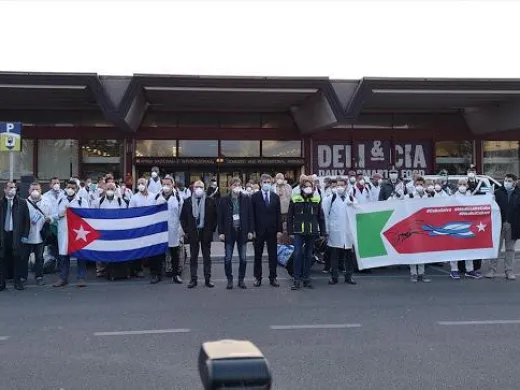 Arriban médicos cubanos a Italia para combatir la Covid-19. Foto: RT Arriban médicos cubanos a Italia para combatir la Covid-19. Foto: RT