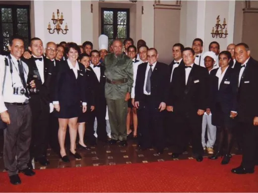 El Comandante en Jefe Fidel Castro Ruz junto a trabajadores del Hotel Nacional de Cuba, instalación insignia de la hostelería cubana. Foto: Cortesía del Hotel Nacional de Cuba