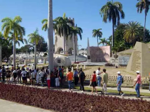 Pueblo cubano rinde tributo al líder de la Revolución Cubana
