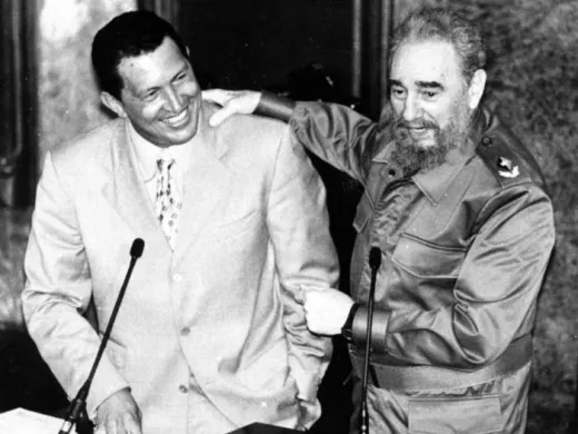 Fidel junto a Chávez en el Aula Magna de la Universidad de La Habana.