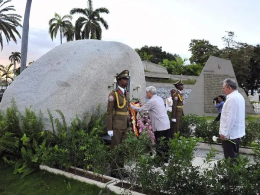 Nguyen Phu Trong depositó una hermosa ofrenda floral dedicada al líder la Revolución Cubana. Foto: Estudios Revolución Nguyen Phu Trong depositó una hermosa ofrenda floral dedicada al líder la Revolución Cubana. Foto: Estudios Revolución