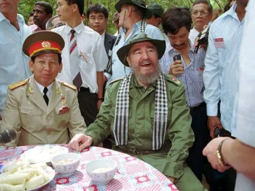 Durante su visita a Vietnam en 1995, Fidel usa un sombrero del Viet Cong y degusta las fibras de raíz, alimento básico de los vietnamitas que vivían en la red de túneles subterráneos durante la guerra. Foto: VNA Durante su visita a Vietnam en 1995, Fidel usa un sombrero del Viet Cong y degusta las fibras de raíz, alimento básico de los vietnamitas que vivían en la red de túneles subterráneos durante la guerra. Foto: VNA