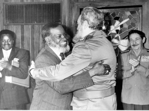 Fidel, Raúl y San Nujoma, en la firma de protocolo entre Cuba y Namibia el 6 de marzo de 1991. Foto: Orlando Cardona