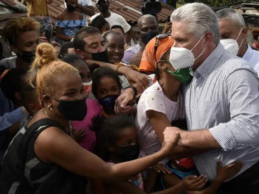 Miguel Díaz-Canel Bermúdez ha señalado que el que no se sensibilice con los temas de los barrios no se sensibiliza con nada El Primer Secretario del Partido y Presidente de la República Miguel Díaz-Canel Bermúdez ha señalado que el que no se sensibilice con los temas de los barrios no se sensibiliza con nada. Foto: Estudios Revolución Miguel Díaz-Canel Bermúdez ha señalado que el que no se sensibilice con los temas de los barrios no se sensibiliza con nada El Primer Secretario del Partido y Presidente de la República Miguel Díaz-Canel Bermúdez ha señalado que el que no se sensibilice con los temas de los barrios no se sensibiliza con nada. Foto: Estudios Revolución