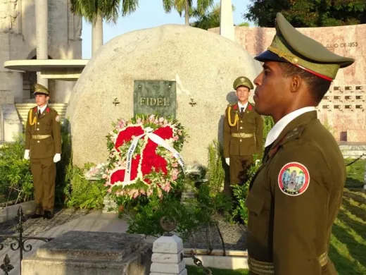 En solemne ceremonia militar quedó depositada la ofrenda floral a nombre del pueblo de Cuba. En solemne ceremonia militar quedó depositada la ofrenda floral a nombre del pueblo de Cuba.