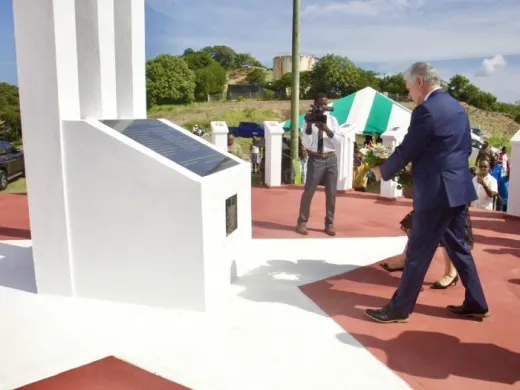 Díaz-Canel dijo que el mausoleo a los cubanos caídos durante la invasión de EE. UU. a Granada, honra también «los tradicionales lazos de colaboración y solidaridad entre nuestros dos países». Foto: Estudios Revolución Díaz-Canel dijo que el mausoleo a los cubanos caídos durante la invasión de EE. UU. a Granada, honra también «los tradicionales lazos de colaboración y solidaridad entre nuestros dos países». Foto: Estudios Revolución