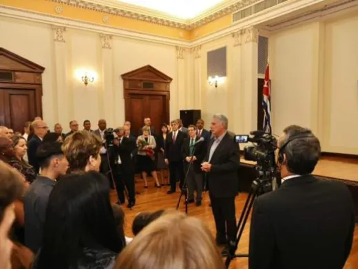 Lo primero que hizo este domingo el Presidente Díaz-Canel al llegar a tierra neoyorkina, fue encontrarse y conversar con los diplomáticos cubanos que representan a la mayor de las Antillas desde la sede de la Misión Permanente de Cuba en las Naciones Unidas. Foto: Estudios Revolución