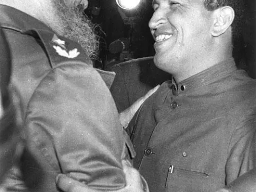 Il 14 dicembre del 1994, sulla pista dell’aeroporto internazionale José Martí, Fidel ricevette Chávez, che allora dirigeva il Movimento Bolivariano Rivoluzionario 200. Photo: Ismael González