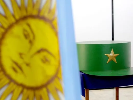 Gigantesca gorra, de metal, de 30 kilos de peso, es donada al Museo de la Revolución, por Miembros de la Unión de Residentes Cubanos en Argentina (URCA), como homenaje al líder histórico de la Revolución cubana Fidel Castro, en La Habana, Cuba, el 3 de mayo de 2018. Foto: Omara García