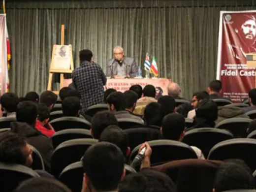 Estudiantes de la Universidad de Imam Sadiq (P) rindieron homenaje a la memoria de Fidel Castro.