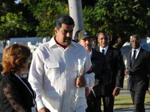 Maduro encabezó a los invitados extranjeros que colocaron flores a Fidel. Foto: Periódico Sierra Maestra (Archivo)