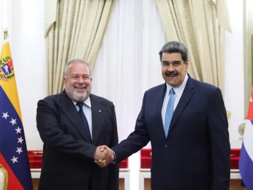 Nicolás Maduro y Marrero Cruz reafirmaron el propósito de avanzar hacia una refundación creadora y profunda del mapa de cooperación Cuba-Venezuela, para fortalecerlo. Foto: Estudios Revolución Nicolás Maduro y Marrero Cruz reafirmaron el propósito de avanzar hacia una refundación creadora y profunda del mapa de cooperación Cuba-Venezuela, para fortalecerlo. Foto: Estudios Revolución