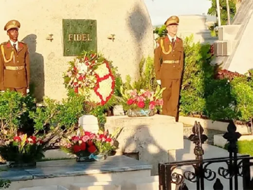 Una ofrenda floral en nombre del pueblo de Cuba fue colocada frente al monolito que guarda las cenizar del líder histórico de la Revolución cubana. Foto: PL. Una ofrenda floral en nombre del pueblo de Cuba fue colocada frente al monolito que guarda las cenizar del líder histórico de la Revolución cubana. Foto: PL.