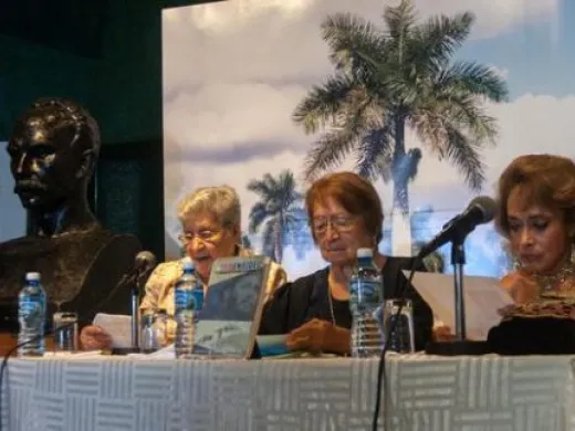 Isabel Allende Karam (I), Rectora del Instituto Superior de Relaciones Internacionales (ISRI); Martha Eugenia López Villeda (C), autora del lilbro; y Sonia Amelio (D), bailarina, músico, coreógrafa y actriz mexicana, en la presentación del texto Creo en Fidel, en el Memorial José Martí, en La Habana, Cuba, el 14 de octubre de 2016. Foto: Diana Inés Rodríguez.