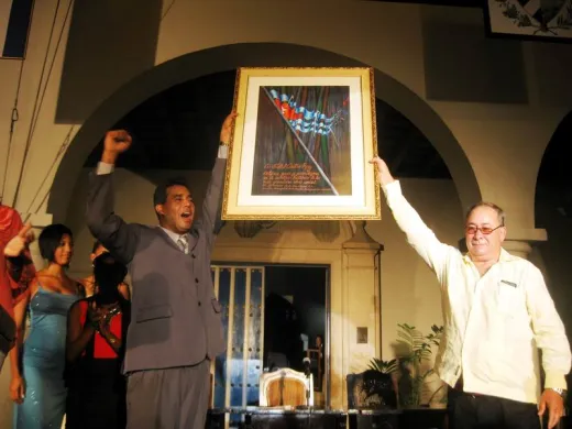 El presidente de la Asamblea Raúl Fornés y Lázaro Expósito con el reconocimiento otorgado a Fidel Castro