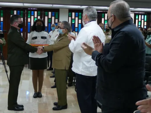 El General de Ejército Raúl Castro Ruz hizo entrega al Ministro del Interior de la Medalla Conmemorativa 60 aniversario del Minint. Foto: Estudios Revolución El General de Ejército Raúl Castro Ruz hizo entrega al Ministro del Interior de la Medalla Conmemorativa 60 aniversario del Minint. Foto: Estudios Revolución