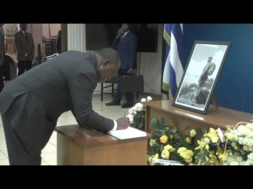 Vicepresidente de la República de Angola, Excmo. Sr. Manuel Domingos Vicente, firma libro de condolencia por el fallecimiento del líder de la Revolución Cubana Vicepresidente de la República de Angola, Excmo. Sr. Manuel Domingos Vicente, firma libro de condolencia por el fallecimiento del líder de la Revolución Cubana