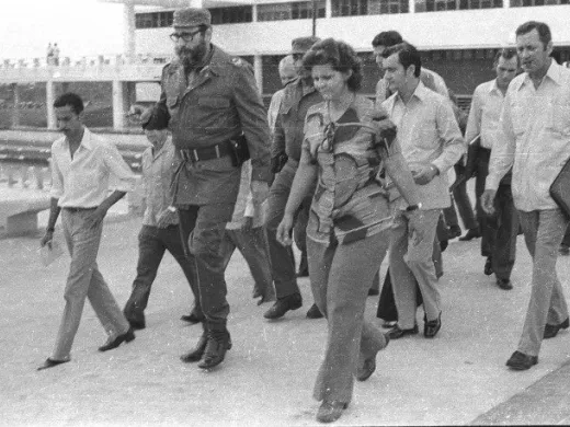 Elvira durante el recorrido con Fidel por la Vocacional. Fotos: Otilio Rivero Delgado y archivo